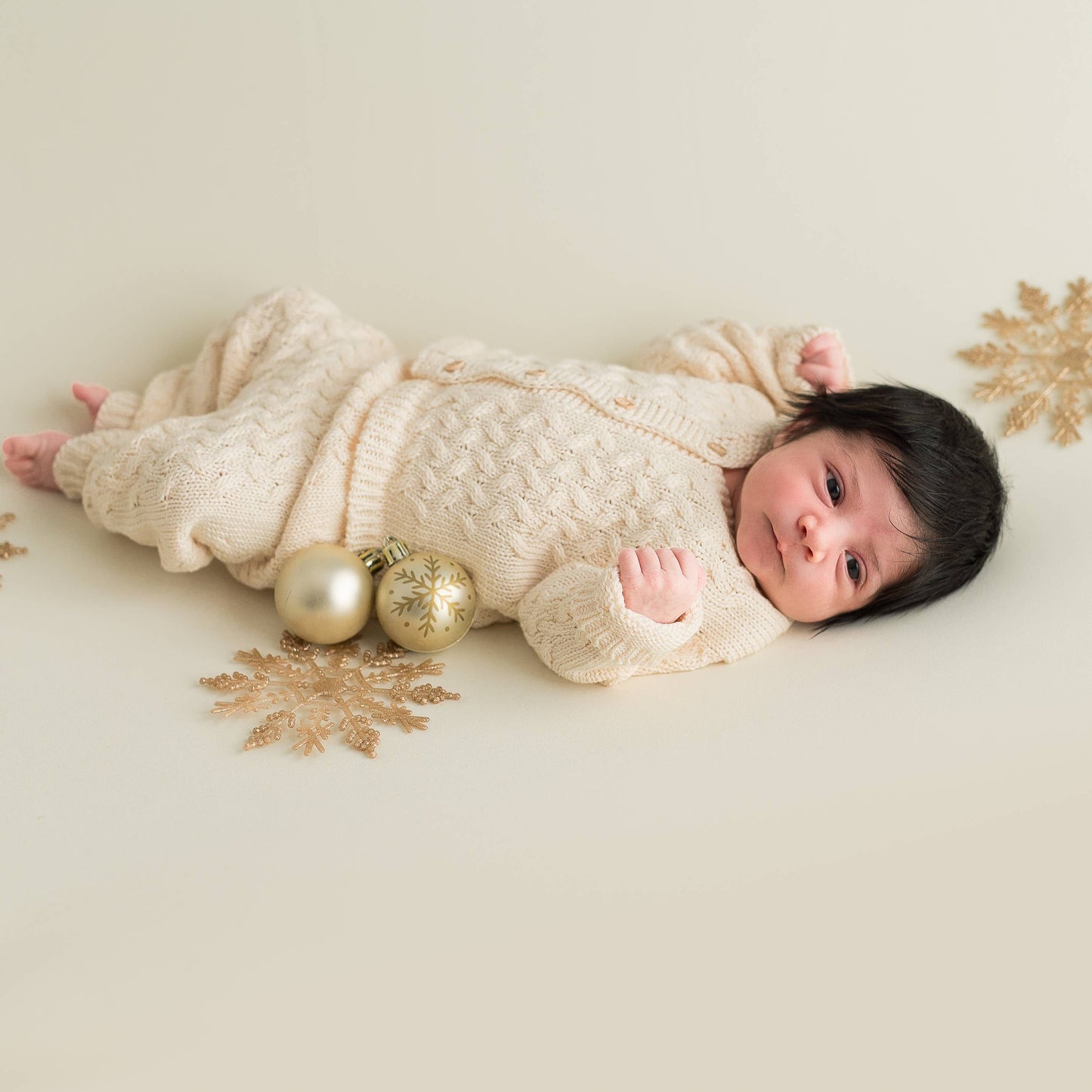 Babysæt med jakke og bukser i kabelstrik