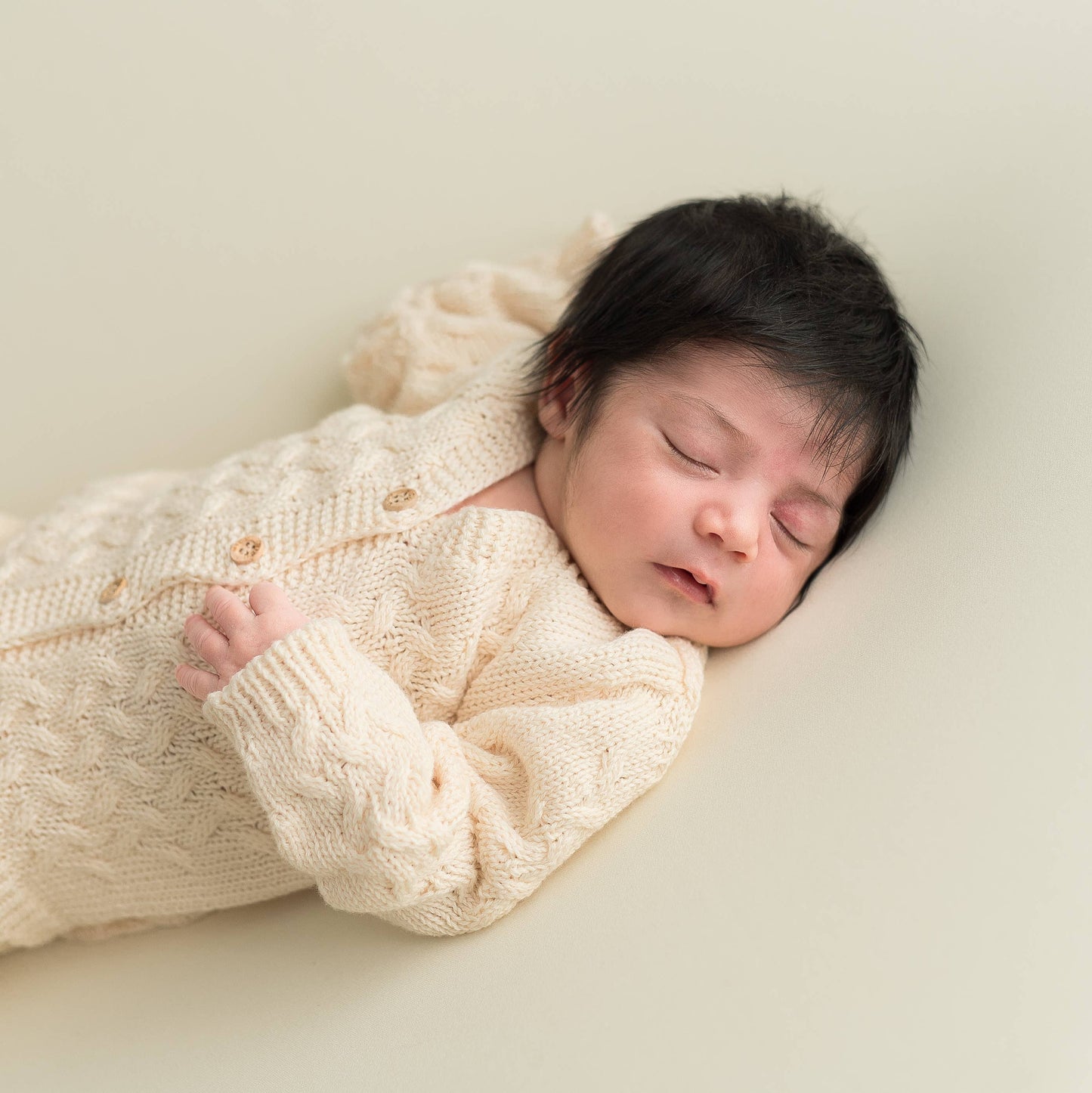 Babysæt med jakke og bukser i kabelstrik